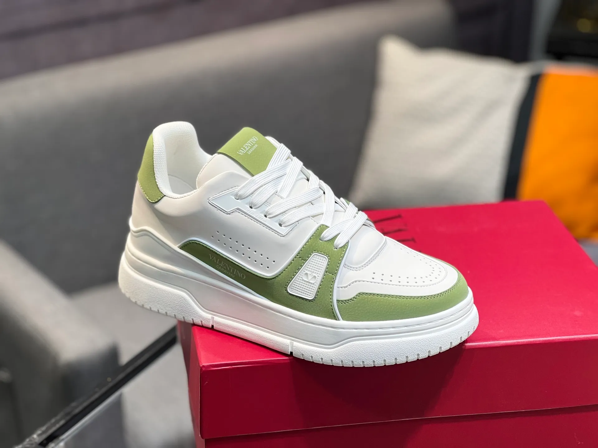 Men's Men's Shoes 💰660 Valentino 2023 early autumn new star shoes are now online! Wang Hedi and Ren Jialun have been worn by many celebrities. Who can refuse the same couple shoes as Wang Hedi! The design of Stars Stab My Heart is cool and spicy. The material of the shoes is cowhide, and every color is beautiful! Size 35-40, men’s size 39-44 (women’s 41, men’s 38, 45🉑️customized)